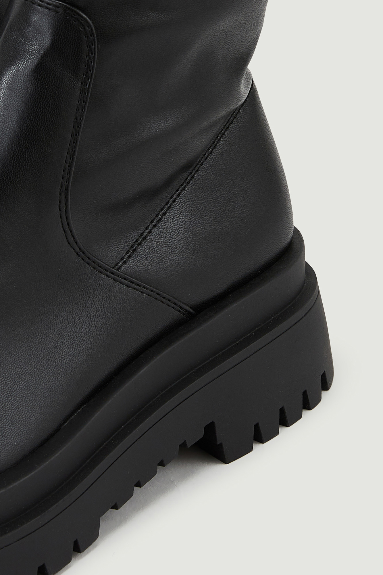 Botas polipiel mosqueteras flexibles con suela dentada Ofertas