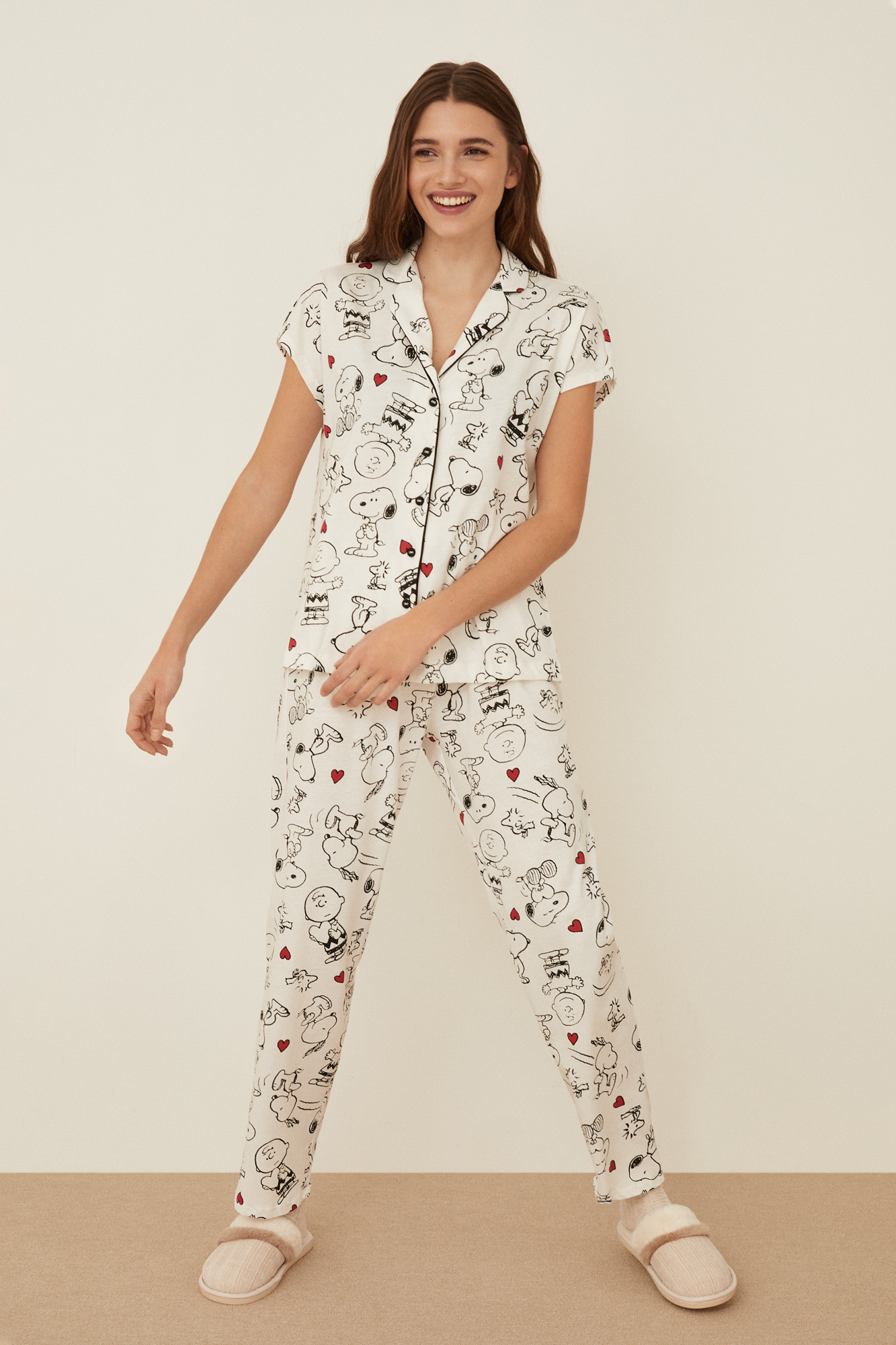 Pijama largo camisero algodón Snoopy y Charlie marfil | Outlet Pijamas de Mujer | Fifty Factory