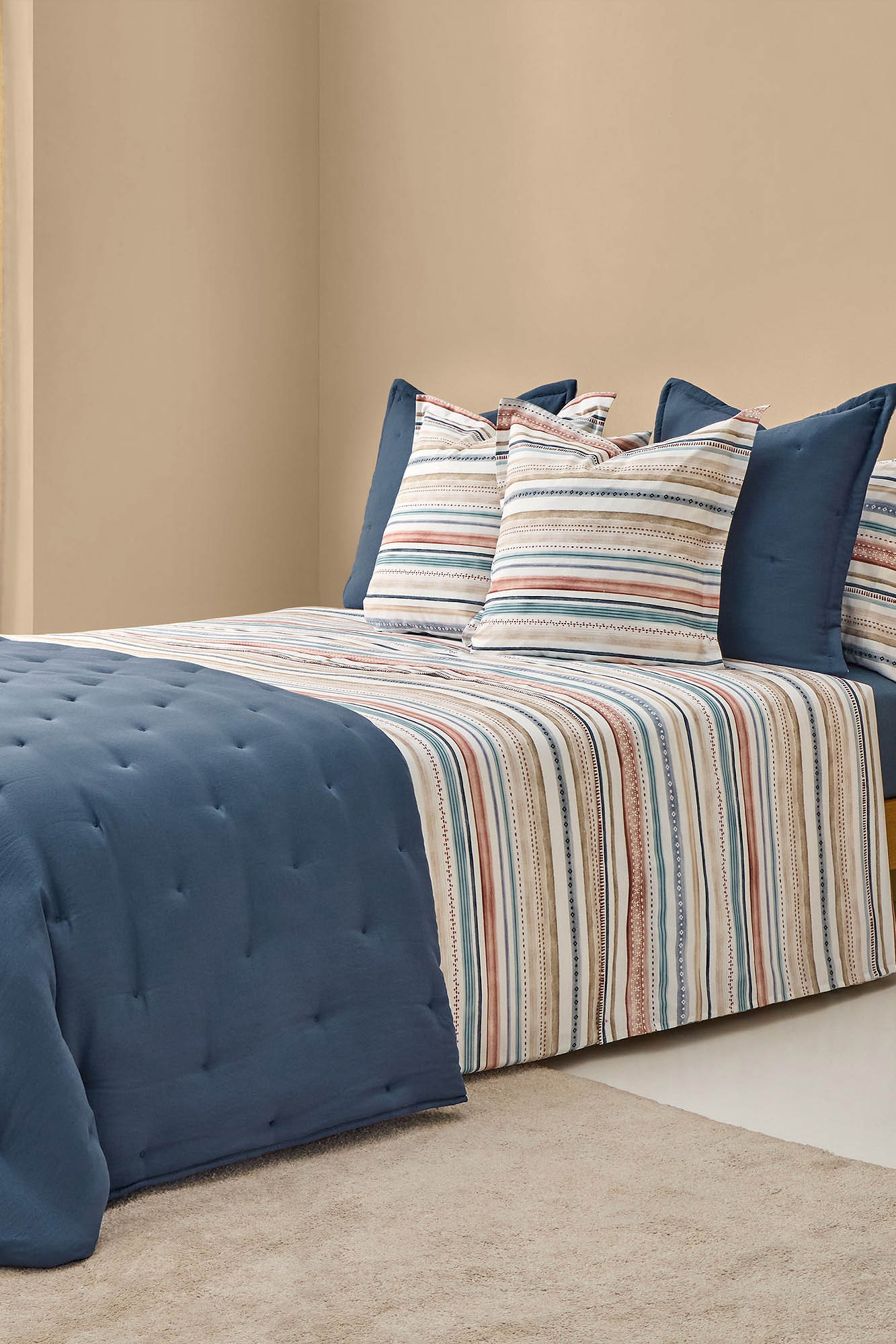 Edredón liso reversible puntos | Ofertas en ropa de cama y textil para  dormitorio | Fifty Factory, image size:1333x2000